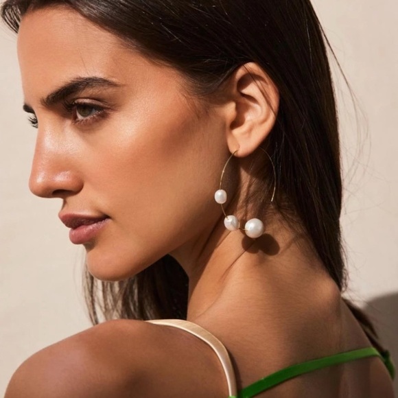 💕 Cult Gaia Gold Hoop Earrings with White Pearls - Picture 2 of 6